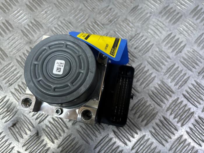 ABS-pump från en Mercedes-Benz C Estate (S205) C-180 1.6 16V BlueEfficiency 2017