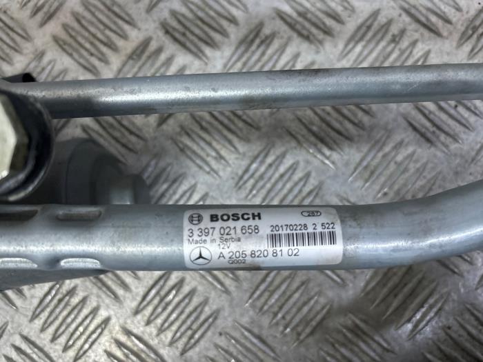 Torkarmotor + mekanism från en Mercedes-Benz C Estate (S205) C-180 1.6 16V BlueEfficiency 2017