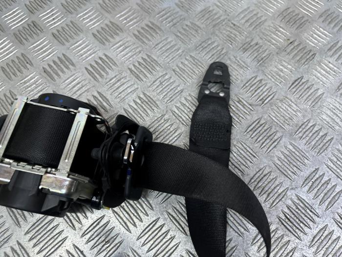 Främre säkerhetsbälte, höger från en Mercedes-Benz C Estate (S205) C-180 1.6 16V BlueEfficiency 2017