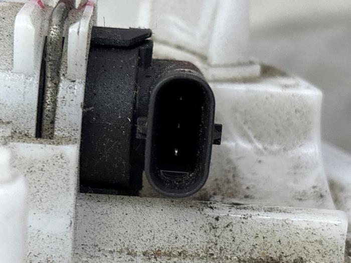 Elektrisk bränslepump från en Mercedes-Benz C Estate (S205) C-180 1.6 16V BlueEfficiency 2017