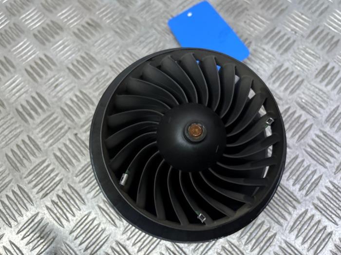 Fläktmotor för uppvärmning och ventilation från en Mercedes-Benz C Estate (S205) C-180 1.6 16V BlueEfficiency 2017
