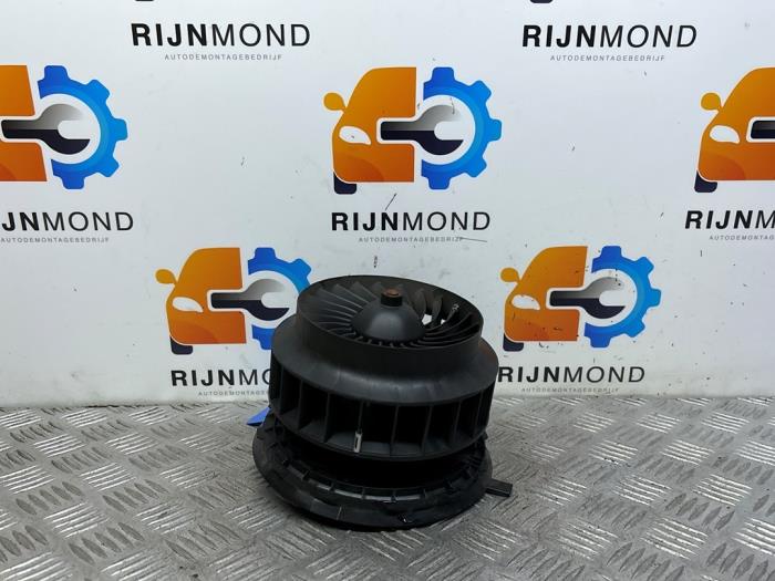 Fläktmotor för uppvärmning och ventilation från en Mercedes-Benz C Estate (S205) C-180 1.6 16V BlueEfficiency 2017