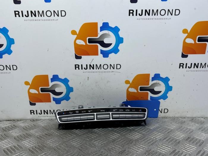 Värmekontrollpanel från en Mercedes-Benz C Estate (S205) C-180 1.6 16V BlueEfficiency 2017