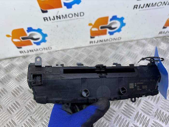 Radiokontrollpanel från en Mercedes-Benz C Estate (S205) C-180 1.6 16V BlueEfficiency 2017