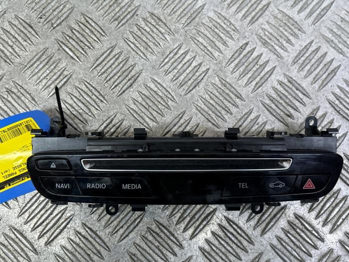 Radiokontrollpanel från en Mercedes-Benz C Estate (S205) C-180 1.6 16V BlueEfficiency 2017