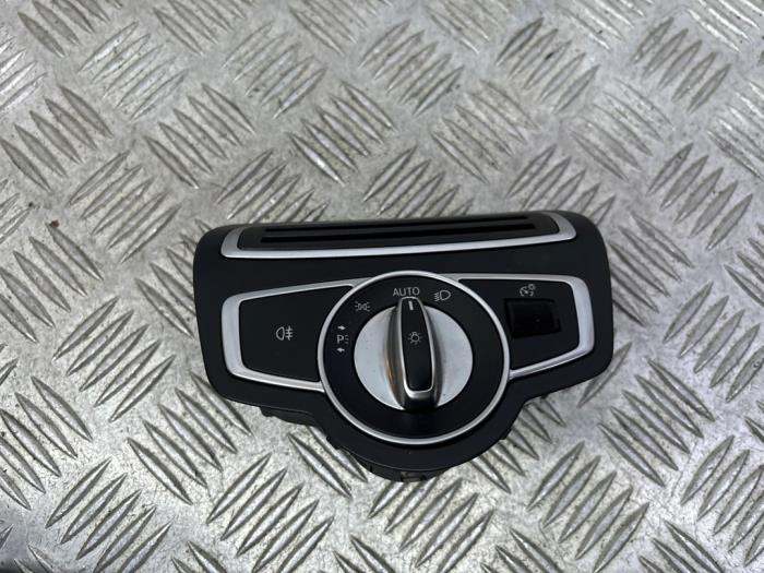 Ljusbrytare från en Mercedes-Benz C Estate (S205) C-180 1.6 16V BlueEfficiency 2017