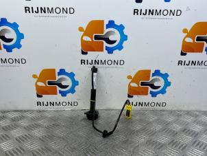 Begagnade Popup-huv Mercedes C Estate (S205) C-180 1.6 16V BlueEfficiency Pris € 75,00 Marginaltabell erbjuds av Autodemontage Rijnmond BV