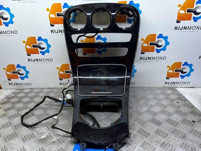 Mittkonsol från en Mercedes-Benz C Estate (S205) C-180 1.6 16V BlueEfficiency 2017