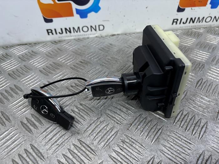 Tändningslås + dator från en Mercedes-Benz C Estate (S205) C-180 1.6 16V BlueEfficiency 2017