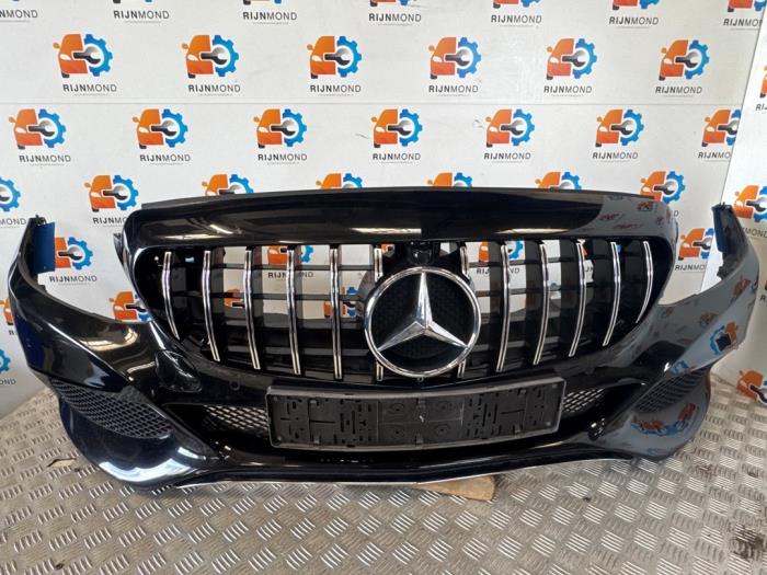 Främre stötfångare från en Mercedes-Benz C Estate (S205) C-180 1.6 16V BlueEfficiency 2017