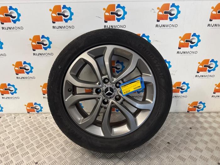 Hjul + däck från en Mercedes-Benz C Estate (S205) C-180 1.6 16V BlueEfficiency 2017