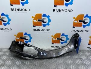 Używane Rama reflektora prawa BMW X1 (F48) sDrive 18i 1.5 12V TwinPower Turbo Cena € 36,29 Z VAT oferowane przez Autodemontage Rijnmond BV