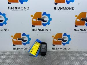 Używane Przelacznik hamulca postojowego BMW X1 (F48) sDrive 18i 1.5 12V TwinPower Turbo Cena € 24,19 Z VAT oferowane przez Autodemontage Rijnmond BV