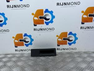 Używane Uchwyt tylnej klapy BMW X1 (F48) sDrive 18i 1.5 12V TwinPower Turbo Cena € 15,11 Z VAT oferowane przez Autodemontage Rijnmond BV