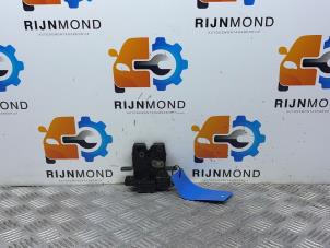 Gebruikte Slotmechaniek Achterklep Renault Twingo II (CN) 1.2 16V Prijs € 34,95 Margeregeling aangeboden door Autodemontage Rijnmond BV