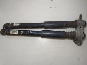 Używane Zestaw amortyzatorów Volkswagen Passat Variant (365) 1.4 TSI 16V Cena € 30,00 Procedura marży oferowane przez Autodemontage VDW