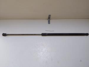 Używane Amortyzator gazowy pokrywy silnika lewy Mercedes E (C207) E-220 CDI 16V BlueEfficiency Cena € 14,00 Procedura marży oferowane przez Autodemontage VDW