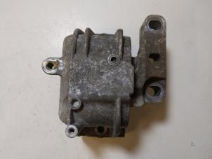 Gebruikte Motorsteun Volkswagen Caddy III (2KA,2KH,2CA,2CH) 2.0 SDI Prijs € 14,00 Margeregeling aangeboden door Autodemontage VDW
