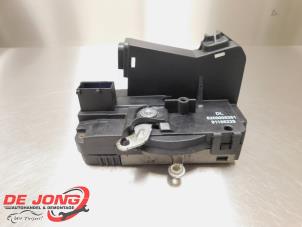 Begagnade Dörrlåsmekanism, 2-dörrars, höger Nissan Primastar 2.0 dCi 120 Pris € 39,99 Marginaltabell erbjuds av Autodemontagebedrijf de Jong