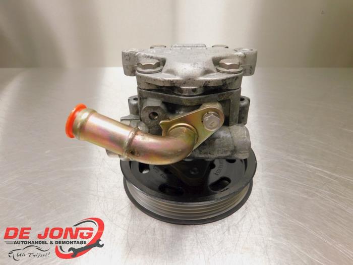 Servostyrningspump från en Volkswagen Passat Variant (3B6) 1.9 TDI 130 2004