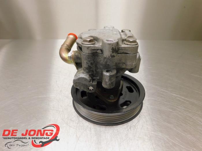 Servostyrningspump från en Volkswagen Passat Variant (3B6) 1.9 TDI 130 2004