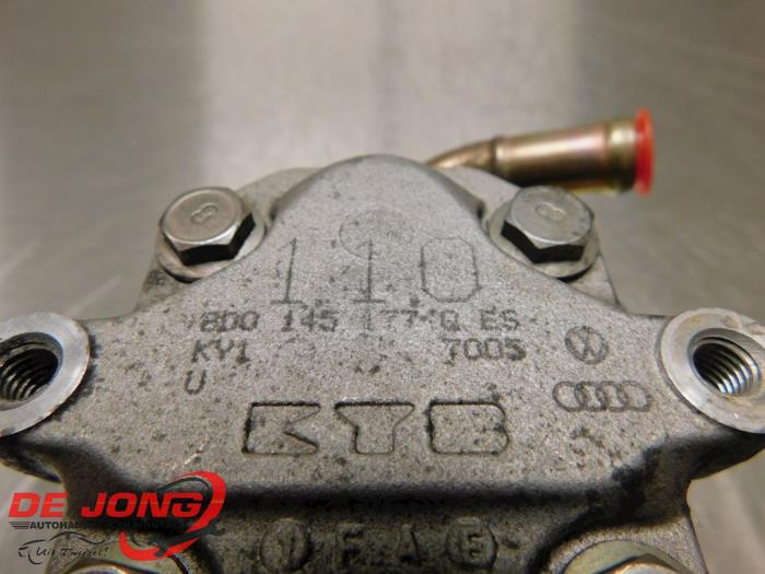 Servostyrningspump från en Volkswagen Passat Variant (3B6) 1.9 TDI 130 2004