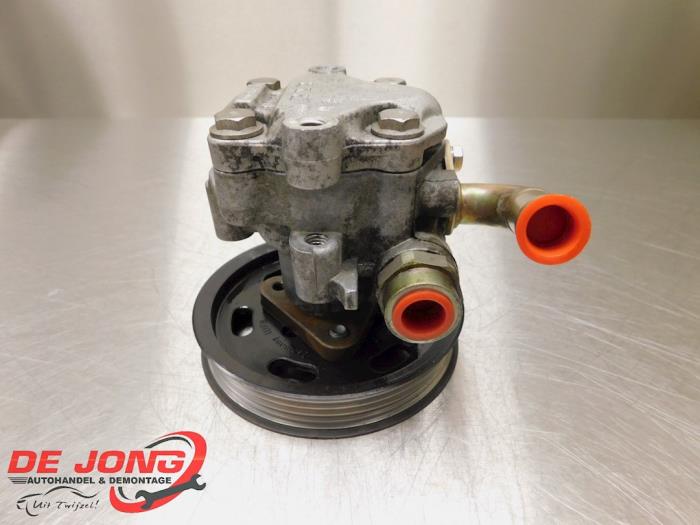 Servostyrningspump från en Volkswagen Passat Variant (3B6) 1.9 TDI 130 2004