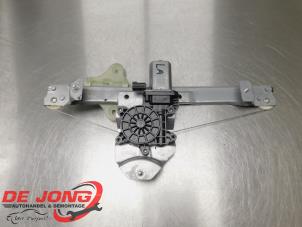 Begagnade Fönstermekanism för bakre dörr, 4-dörrars, vänster Renault Clio IV (5R) 0.9 Energy TCE 90 12V Pris € 18,90 Marginaltabell erbjuds av Autodemontagebedrijf de Jong