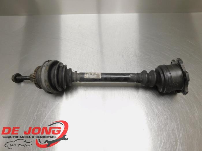 Drivaxel, höger fram från en Volkswagen Passat Variant (3B6) 1.9 TDI 130 2004