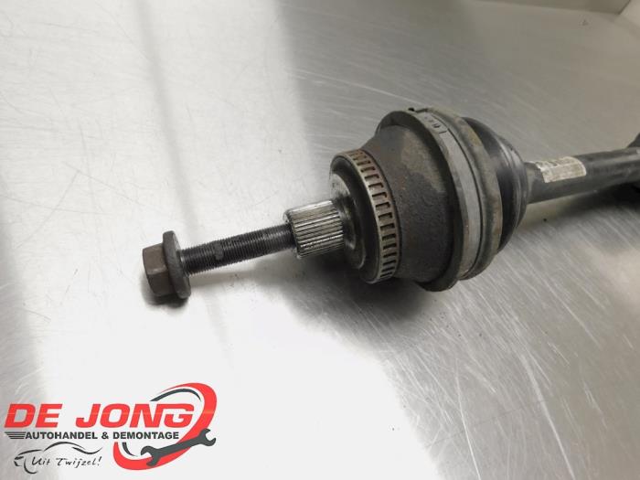 Drivaxel, höger fram från en Volkswagen Passat Variant (3B6) 1.9 TDI 130 2004