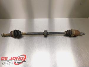 Begagnade Drivaxel, höger fram Nissan Almera Tino (V10M) 1.8 16V Pris € 29,99 Marginaltabell erbjuds av Autodemontagebedrijf de Jong