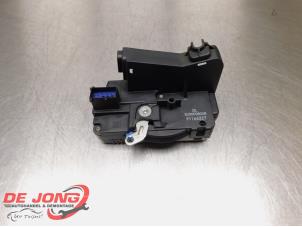 Begagnade Dörrlåsmekanism, 2-dörrars, höger Opel Vivaro 2.5 DTI 16V Pris € 18,99 Marginaltabell erbjuds av Autodemontagebedrijf de Jong