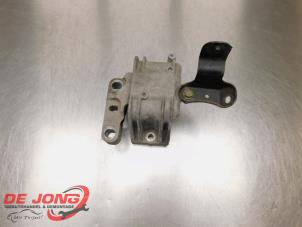 Gebruikte Motorsteun Volkswagen Caddy III (2KA,2KH,2CA,2CH) 2.0 SDI Prijs € 14,90 Margeregeling aangeboden door Autodemontagebedrijf de Jong