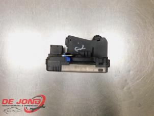 Begagnade Dörrlåsmekanism, 2-dörrars, höger Opel Vivaro 1.9 DTI 16V Pris € 14,99 Marginaltabell erbjuds av Autodemontagebedrijf de Jong