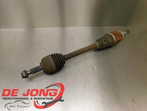 Begagnade Drivaxel, vänster fram Renault Clio III (BR/CR) 1.2 16V TCe 100 Pris € 8,99 Marginaltabell erbjuds av Autodemontagebedrijf de Jong