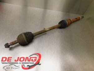 Begagnade Drivaxel, höger fram Renault Clio III (BR/CR) 1.2 16V TCe 100 Pris € 17,45 Marginaltabell erbjuds av Autodemontagebedrijf de Jong