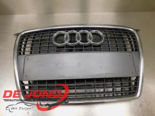 Begagnade Grill Audi A4 (B6) 1.6 Pris € 80,00 Marginaltabell erbjuds av Autodemontagebedrijf de Jong