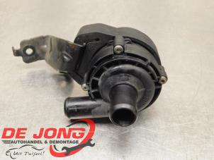 Używane Pompa wodna Mercedes C (W205) C-180 1.6 CDI BlueTEC, C-180 d 16V Cena € 14,95 Procedura marży oferowane przez Autodemontagebedrijf de Jong