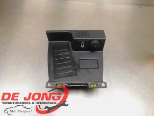 Begagnade Trådlös laddare Ford Focus 4 1.0 EcoBoost 12V Hybrid 125 Pris € 104,99 Marginaltabell erbjuds av Autodemontagebedrijf de Jong