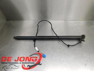 Begagnade Gasfjäder, höger bak Mercedes GLB (247.6) 2.0 GLB-220d 4-Matic Pris € 124,99 Marginaltabell erbjuds av Autodemontagebedrijf de Jong