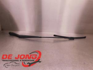 Gebruikte Ruitenwisserarm voor BMW X1 (F48) sDrive 16d 1.5 12V TwinPower Prijs € 14,95 Margeregeling aangeboden door Autodemontagebedrijf de Jong