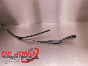 Gebruikte Ruitenwisserarm voor BMW X1 (F48) sDrive 16d 1.5 12V TwinPower Prijs € 19,99 Margeregeling aangeboden door Autodemontagebedrijf de Jong