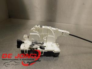 Gebruikte Slotmechaniek achterdeur Bus-Bestel Mercedes Sprinter 3,5t (907.6/910.6) 314 CDI 2.1 D RWD Prijs € 84,58 Inclusief btw aangeboden door Autodemontagebedrijf de Jong