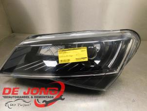 Gebruikte Koplamp links Skoda Superb Combi (3V5) 1.6 TDI Prijs € 419,99 Margeregeling aangeboden door Autodemontagebedrijf de Jong