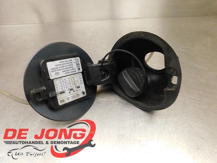 Tanklucka från en Skoda Fabia III (NJ3) 1.2 TSI 16V 2017