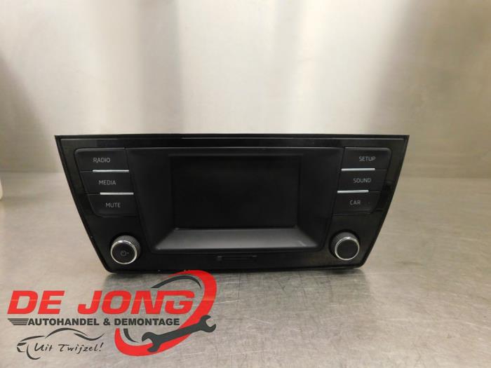 Radio från en Skoda Fabia III (NJ3) 1.2 TSI 16V 2017