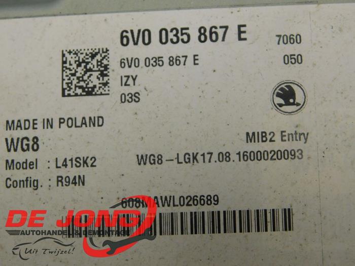 Radio från en Skoda Fabia III (NJ3) 1.2 TSI 16V 2017