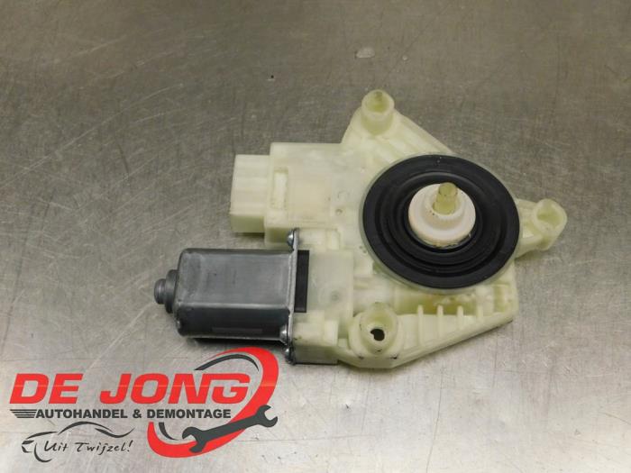 Raammotor Portier van een Skoda Fabia III (NJ3) 1.2 TSI 16V 2017