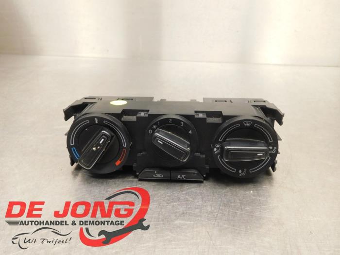 Värmekontrollpanel från en Skoda Fabia III (NJ3) 1.2 TSI 16V 2017