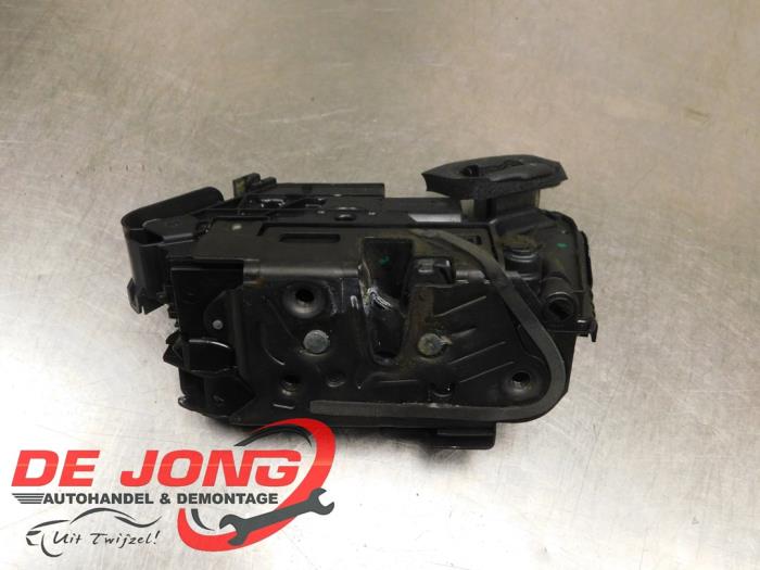 Dörrmekanism, 4-dörrars, höger bak från en Skoda Fabia III (NJ3) 1.2 TSI 16V 2017